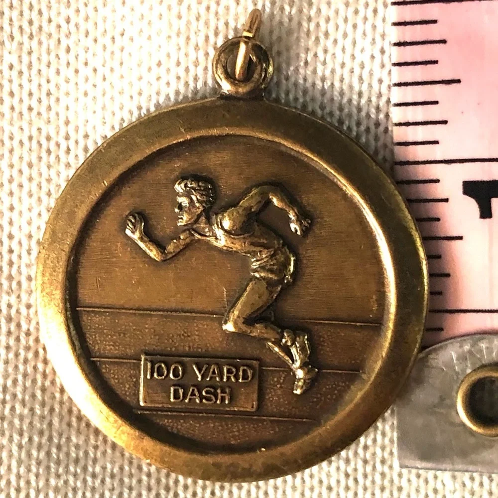 100 YARD DASH RUNNER PENDANT BRONZE TONE VINTAGE